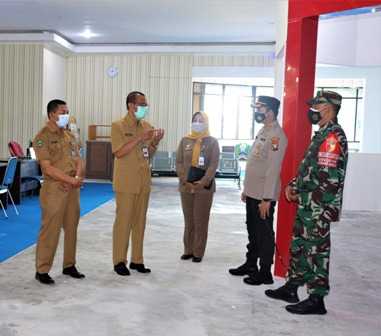 Kepala DPMPTSP Magetan, Sunarti Condrowati, Mendampingi Bupati Magetan, Suprawoto  bersama Kapolres Magetan dan Komandan Kodim 0804/Magetan  meninjau MPP Magetan. (Istimewa). 