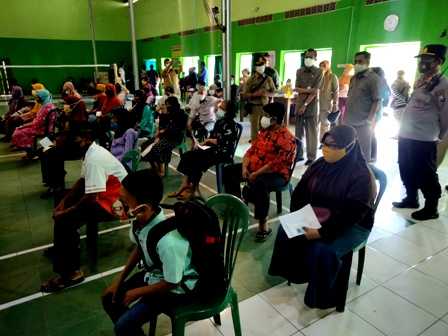 Bupati Magetan, Suprawoto, Memantau Langsung Pencairan BST didesa Tulung Kecamatan Kawedanan. ( Norik/MagetanToday).