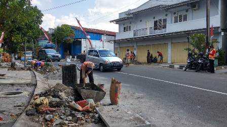 Proyek Trotoar Dinas PUPR di Jalan Sutomo, Kelurahan Selosari, Magetan. (Norik/MagetanToday).