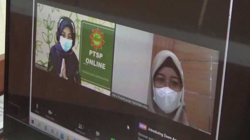 Ketua PN Magetan, Wahyu Iswari, Komunikasi Dengan Operator PTSP Online PN Magetan. ( Norik/MagetanToday)