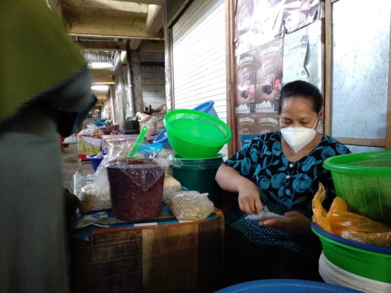 Salah satu  penjual Dipasar Sayur Magetan Patuh Prokes. (Norik/MagetanToday).