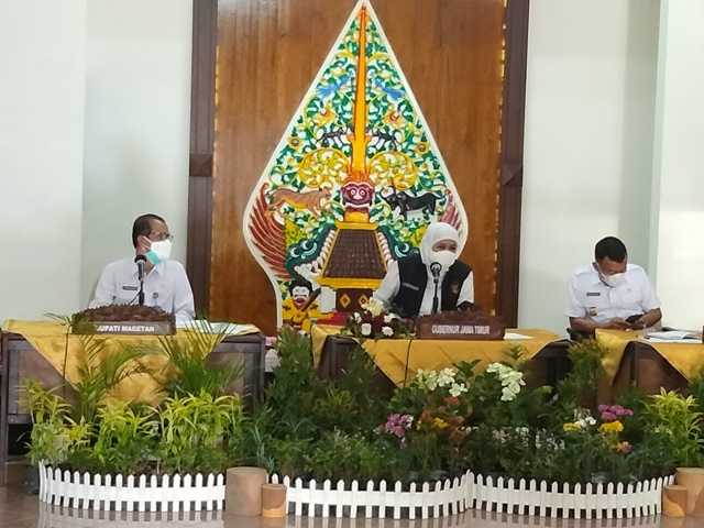Gubernur Jawa Timur Khofifah Indar Parawansa bersama  Bupati Magetan, Suprawoto dan Bupati Ponorogo, Sugiri Sancoko Dalam Rakor Penanganan Covid-19 di Magetan. ( Norik/MagetanToday).
