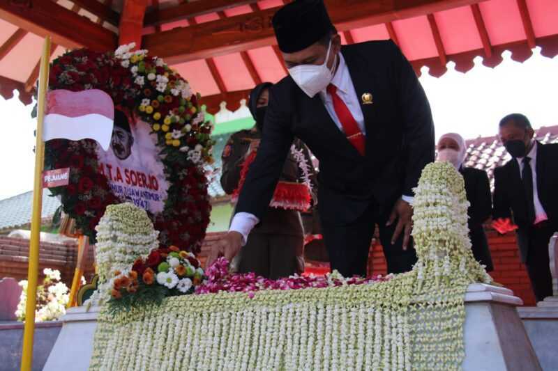 Ketua DPRD Magetan, Sujatno, Ziarah Ke Makam Gubernur Jawa Timur Pertama Ario Soerjo. (ist).