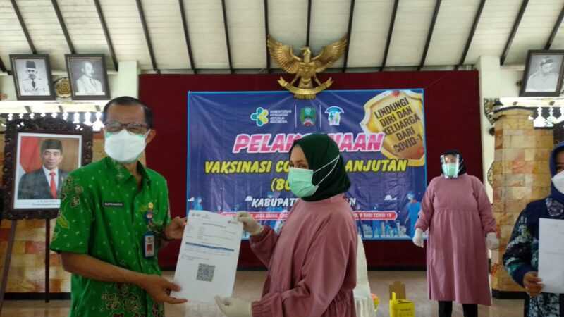 Bupati Magetan Suprawoto menerima sertifikat vaksin booster. ( Norik/magetanToday)