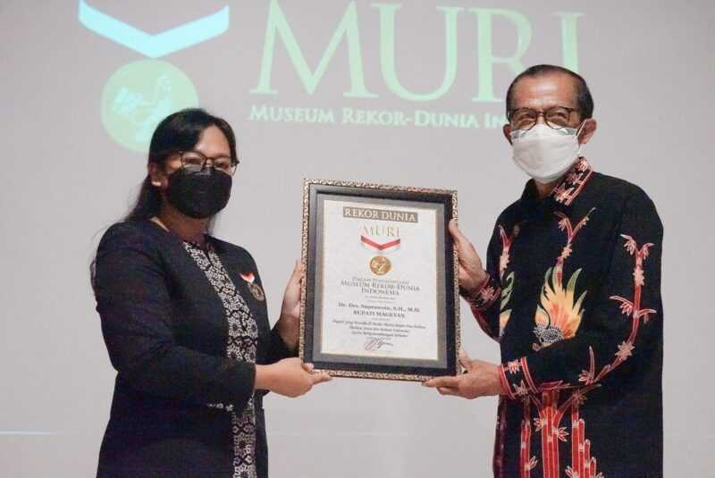 Kepala MURI Semarang, Ari Andriani Menyerahkan Piagam Rekor Dunia Kepada Bupati Magetan, Suprawoto. ( Ist/MagetanToday). 