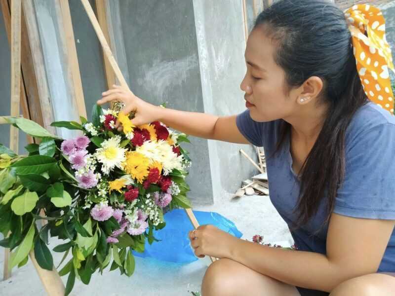Pemilik Axelflorist, Juvita Tengah Merangkai Bunga Pesanan. ( Nrx/MagetanToday)