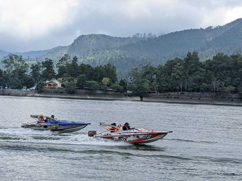 Wahana Speedboat Di Obyek Telaga Sarangan. ( Septian Bayu/Magetan).
