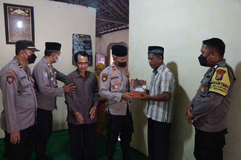 Wakapolres Magetan, Kompol Suhono, mewakili Kapolres Magetan Menyampaikan Bansos Untuk Keluarga Almarhum Munif Latiful Ihsan. ( Ist/MagetanToday).