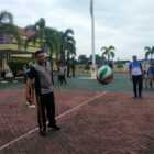 Kapolres Magetan AKBP Muhammad Ridwan bersama Anggota Pengaman Livoli Divisi Utama Magetan Melakukan Olahraga Bersama. ( Septian Bayu/Magetan). 
