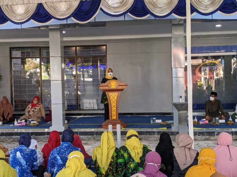 Kepala DPMPTSP Magetan Sunarti Condrowati Memberikan Sambutan dalam acara Tasyakuran dan Istigosah. ( Septian/MagetanToday).