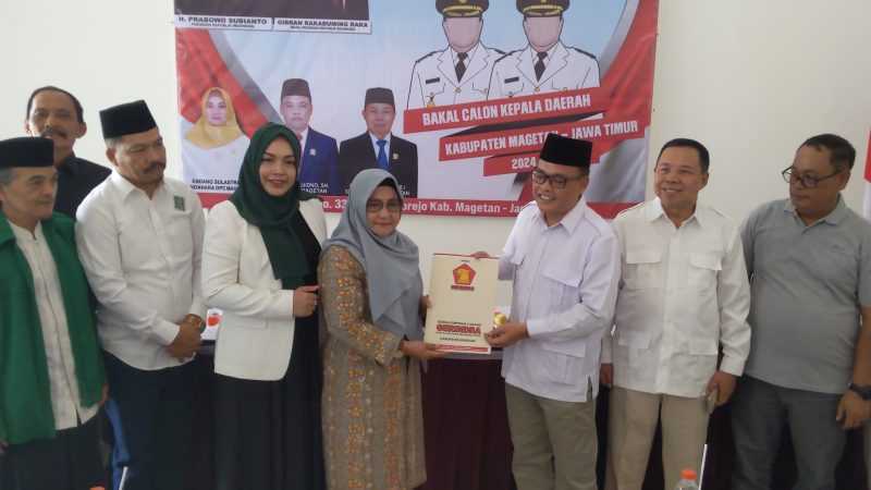 Nanik Sumantri Daftar Bacabup Ke DPC Partai Gerindra Magetan.