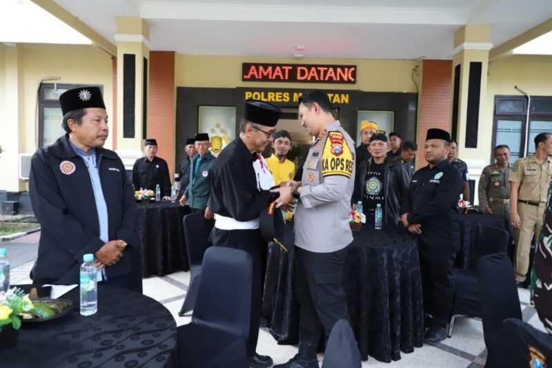 Kapolres Magetan AKBP Raden Erik bersama Pengurus PSHT Cabang Magetan.
