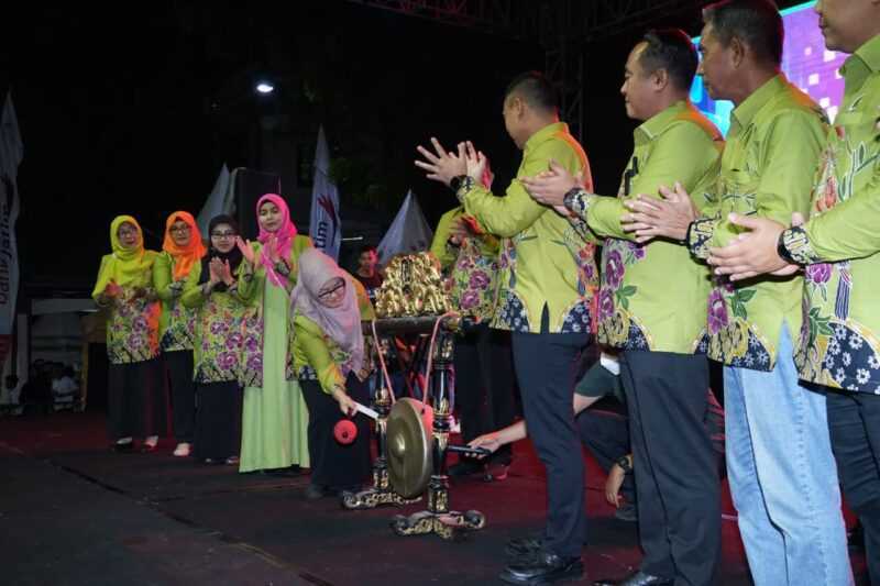 Bupati Magetan Nanik memukul gong tanda dibukanya Gelaran PPRM hari jadi Magetan Ke-351.