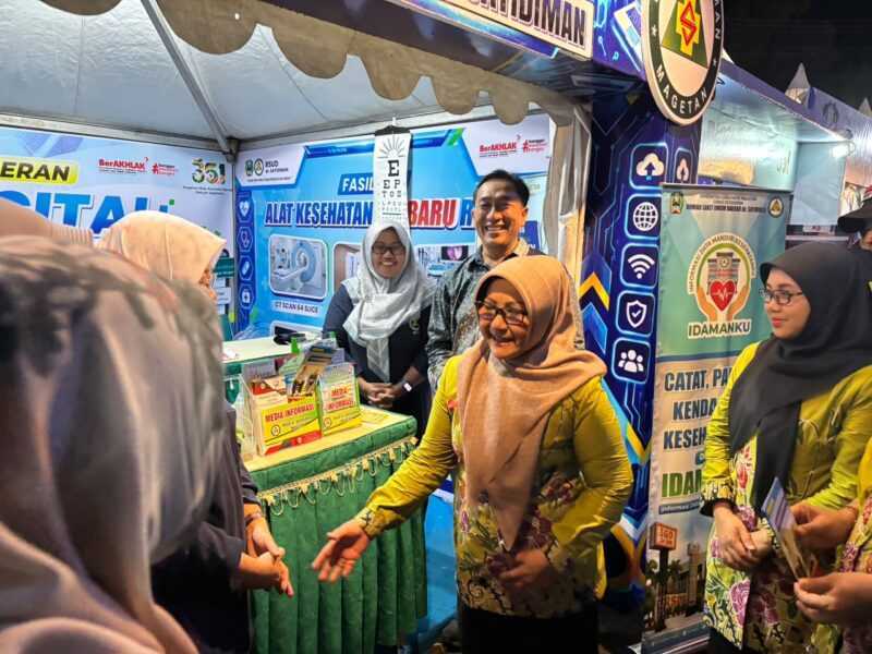 Bupati Magetan Nanik Sumantri Meninjau Stan RSUD dr Sayidiman di Gelaran PPRM HUT Magetan Ke-351 