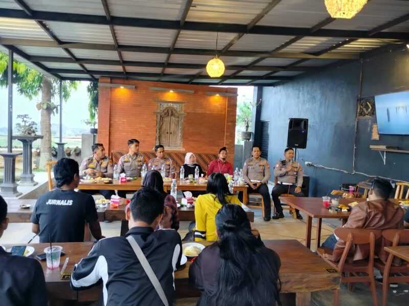 Satlantas Polres Magetan bersama awak media.  