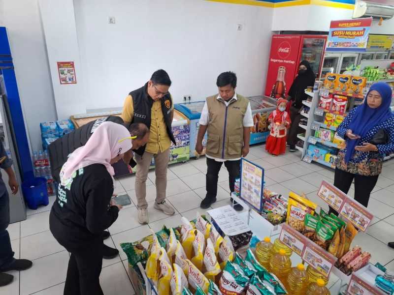Tim Satgas Pangan Magetan saat Sidak Beras di Warung Waralaba 