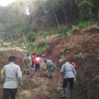 Bencana Tanah Longsor di Jalan Penghubung Desa Tapak - Sukowidi Kecamatan Panekan, Sabtu (24/10). 