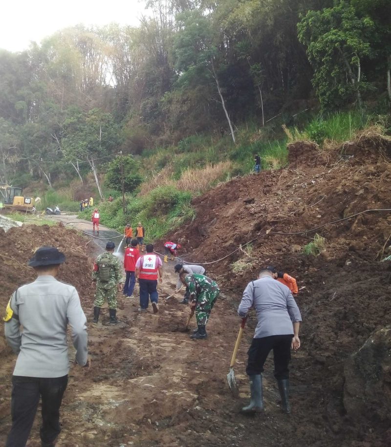 Bencana Tanah Longsor di Jalan Penghubung Desa Tapak - Sukowidi Kecamatan Panekan, Sabtu (24/10). 