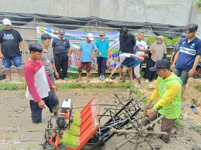 Praktik penggunaan mesin penanam padi